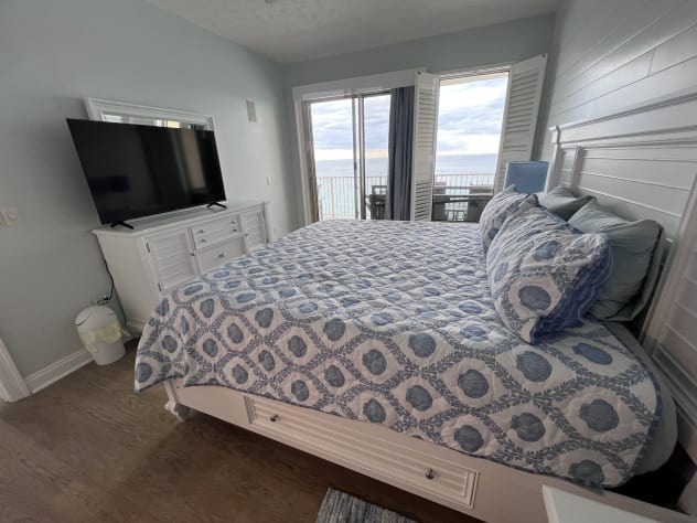 Master Bedroom-King Bed 55" TV with Gulf view and balcony access shiplap wall