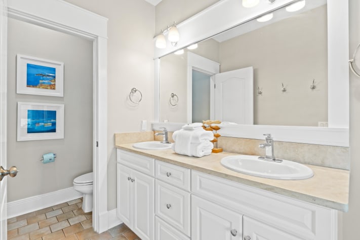 This second master bathroom photo shows bright double vanity bath with fresh towels, premium finishes, and plenty of space. Perfect for families and groups who want comfort and convenience with a touch of spa-like luxury.