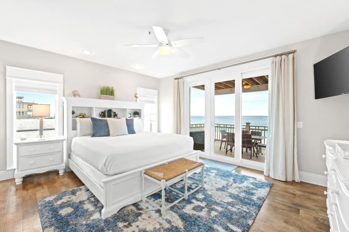 Wake up to sweeping Gulf views in the king master suite with private balcony access. Enjoy plush bedding, serene d&eacute;cor, and the sound of the waves for a five-star retreat you won&rsquo;t want to leave.