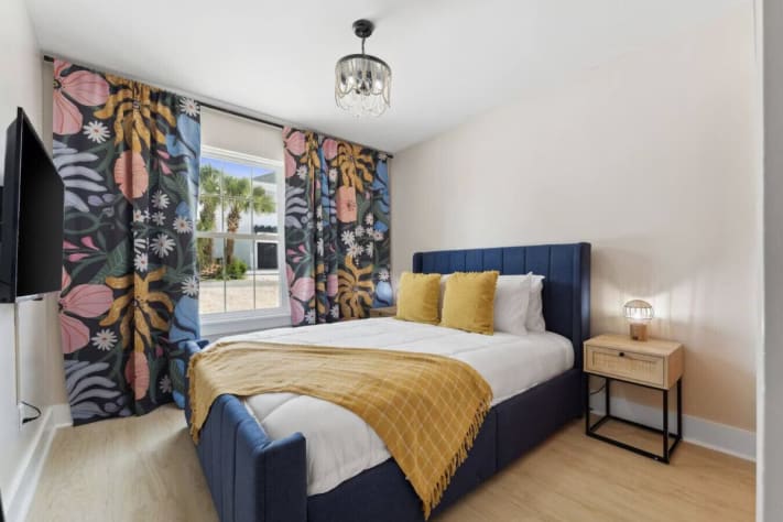 Bedroom 1 - Queen Bed ( St. Andrews)|