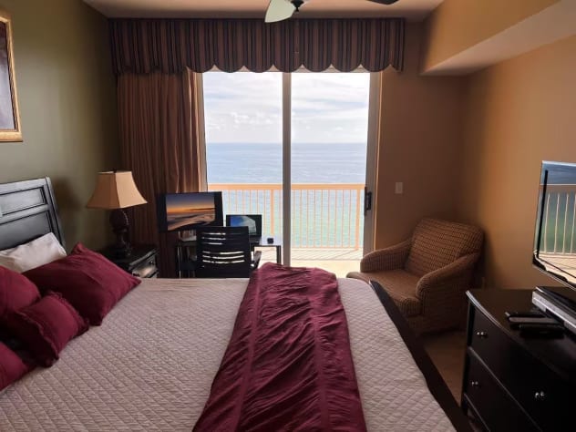 Master King-sized bedroom with a bedside nightstand to set aside your smartphone before dozing off. Plus, enjoy direct access to the balcony!