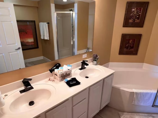 Full 4 Piece Master Ensuite Bathroom for you to enjoy :)