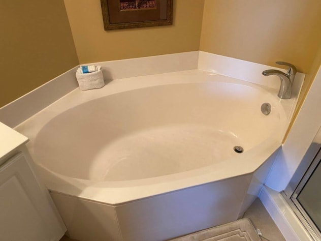 Take a relaxing dip into a tub of bubbles in this porcelain enamelled bathtub.