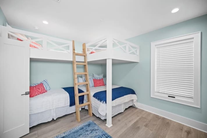 2 Queen Beds and 2 Twin Beds