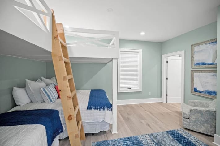 2 Queens and 2 Twin Beds (sleeps 6)