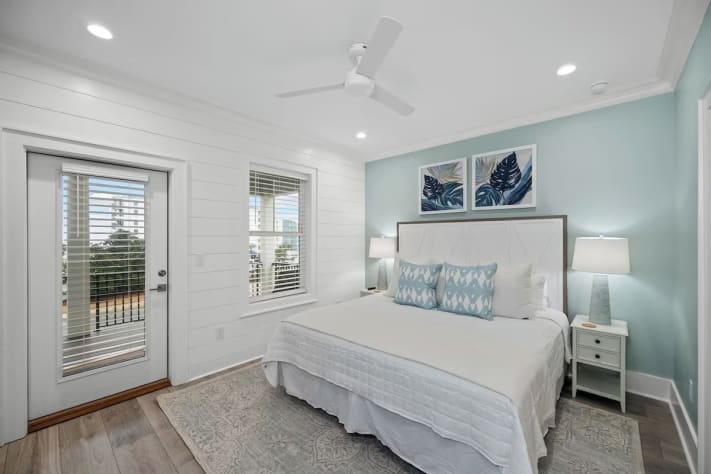 Master King Suite w/ balcony and en-suite bathroom