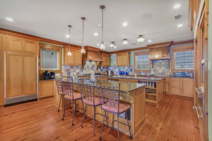 Kitchen Bar - Seats 4