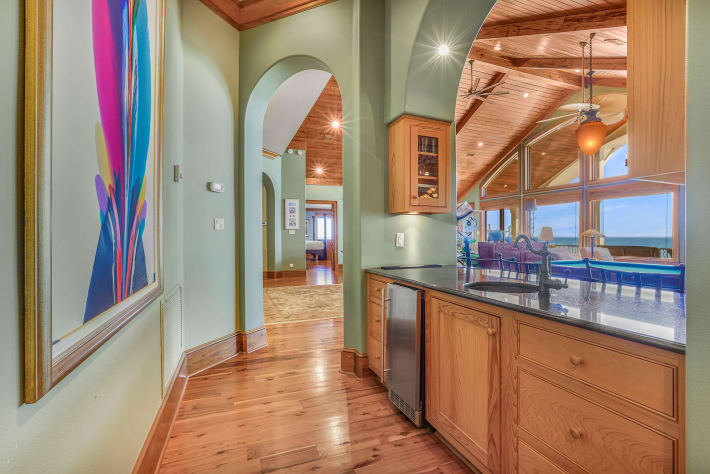 Wet Bar- Seats 4