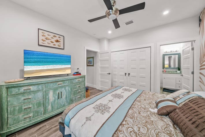 Master Bedroom with Smart TV, Roll away bed, closet