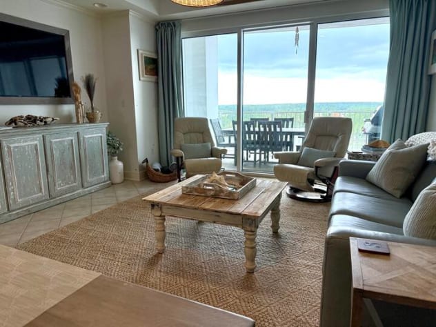 Cozy and spacious living room with view of the grand skyline