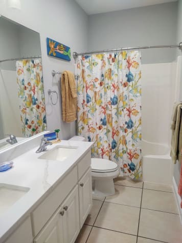 Cheery 2nd Floor Bathroom; full shower/tub