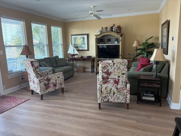 Roomy living area; faces Gulf