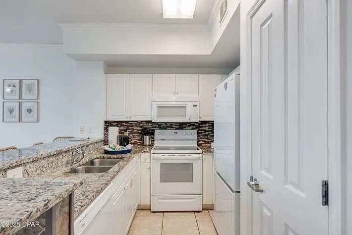 Fully equipped kitchen with granite counters&mdash;bright, modern, and ready to enjoy