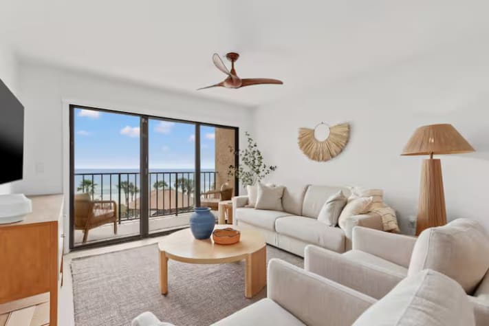 Huge glass windows to enjoy the scenic view