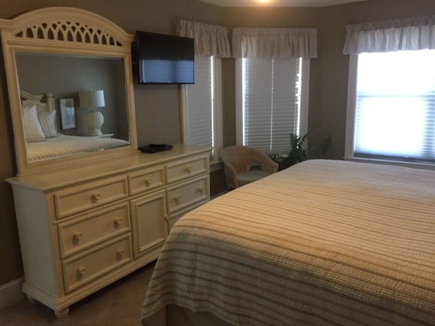 Master Dresser/TV/Window to Ocean