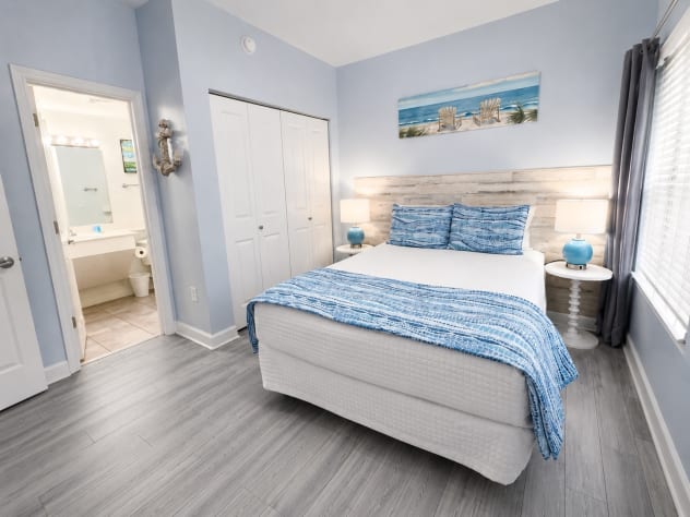 Beach views Queen bedroom with a private door to a shared bathroom.  Features a ceiling fan and a Roku TV 