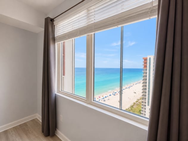 Beach views king suite bedroom with an en-suite.  Features a ceiling fan and a Roku TV 