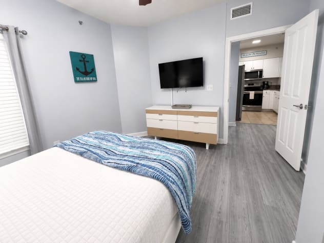 Beach views Queen bedroom with a private door to a shared bathroom.  Features a ceiling fan and a Roku TV 