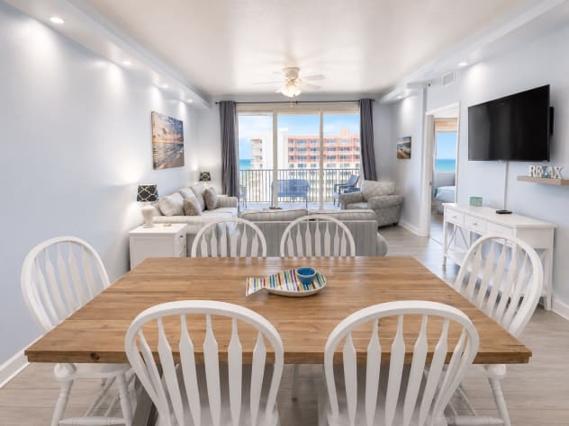 Dining room table sits 6 and 4 at the kitchen counter 