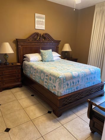 Queen room with balcony entrance.