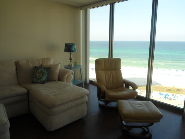902 living room chair view