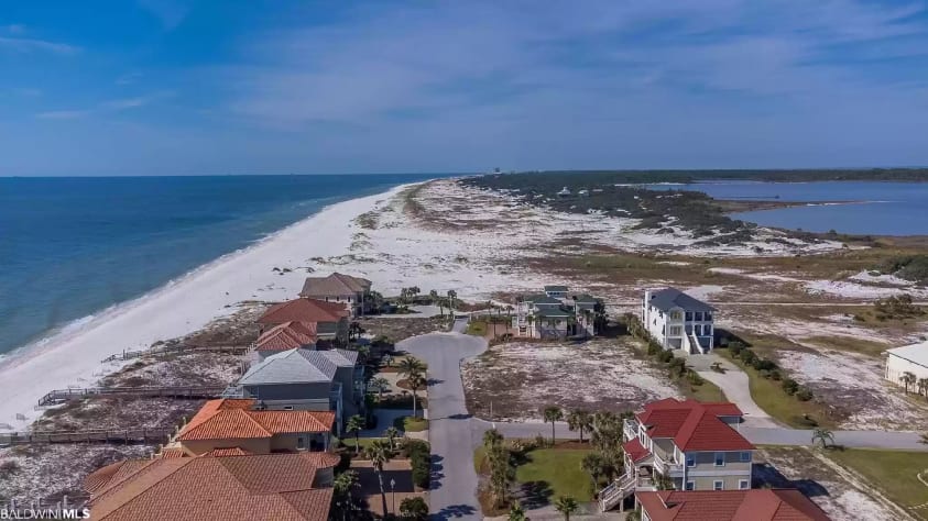 No houses to the right of laguna Key
