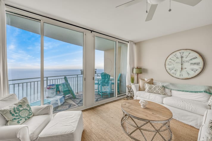 Comfortable living room with Gulf views!