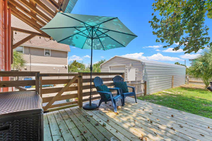 Great Backyard and deck for lounging.