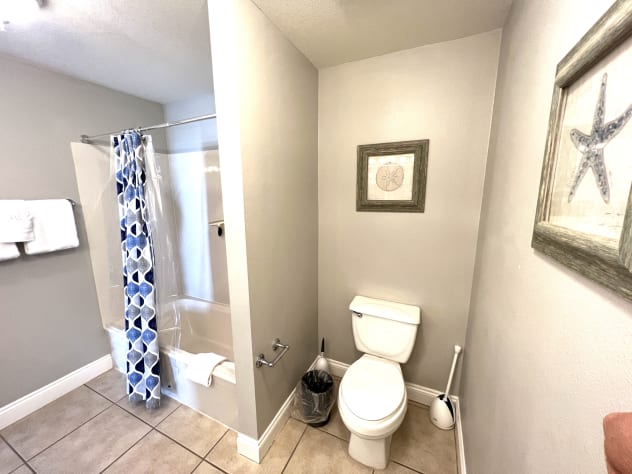 PRIVATE FULL BATH OFF THE KING PRIMARY SUITE -  WALK IN CLOSET!