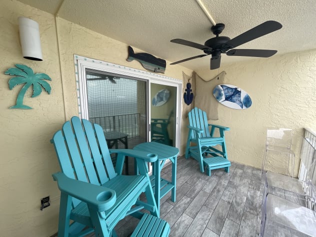Seating for 8 on the balcony. Lookout for all those Dolphins and Stingrays!