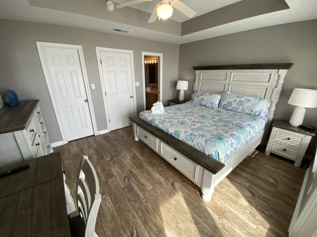 Master bedroom (king bed, 2nd floor ocean view)