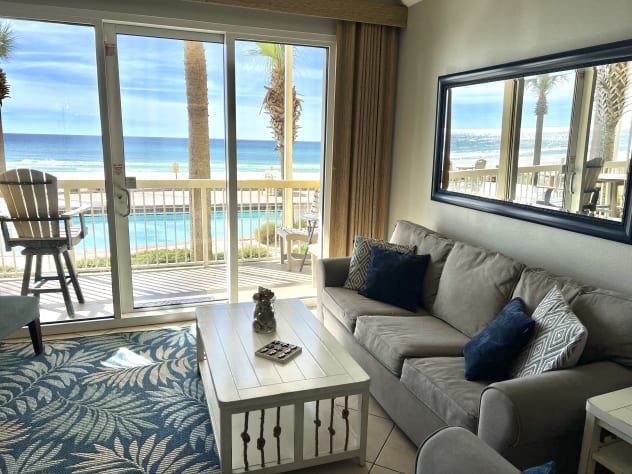 STUNNING VIEWS FROM THE COMFORT OF YOUR BEACH HOUSE ON THE MOON LIVING ROOM!