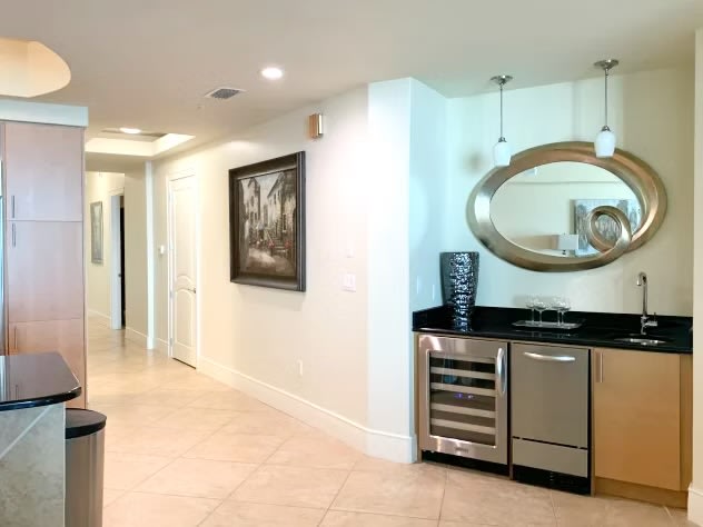 Wet Bar with Ice Machine and Chilling Fridge 