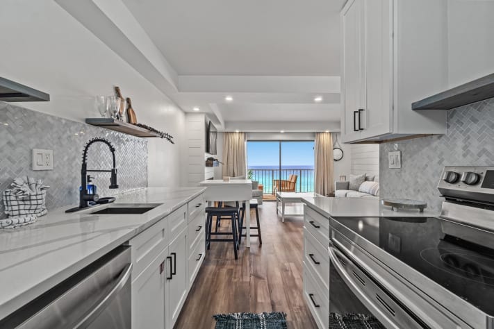 Full kitchen, Samsung appliances, quartz countertops