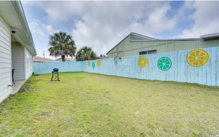 Large secluded backyard, perfect for grilling and yard games