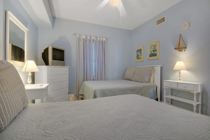 Guest bedroom has 2 doubles 