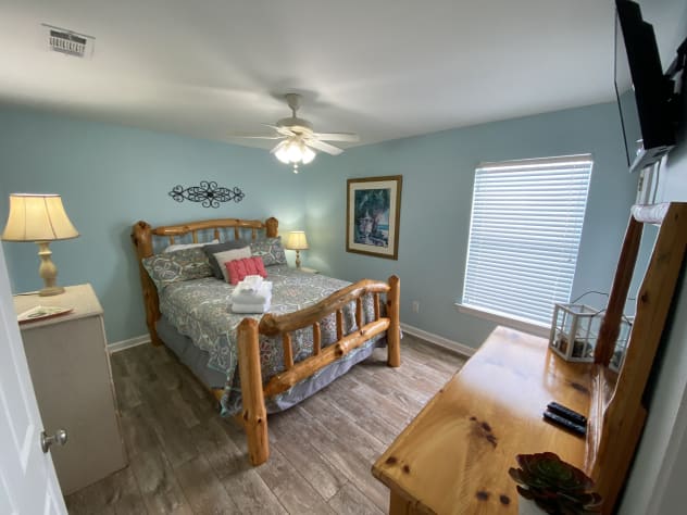 Queen room (2nd floor, middle room)