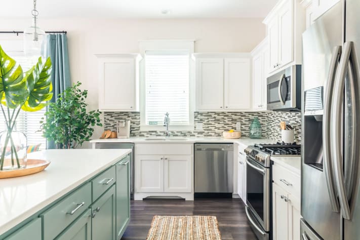 Luxurious Fully Stocked Kitchen