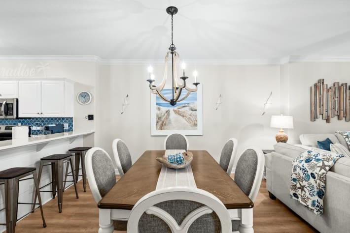 Dining Table Seats 6.