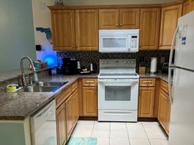Fully equipped kitchen with Keurig, electric tea kettle, built-in ice maker