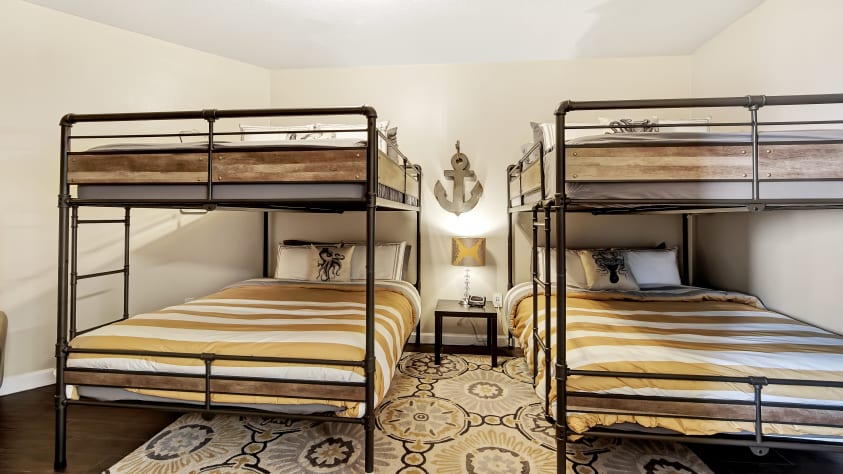 4 Queen bed bunk room