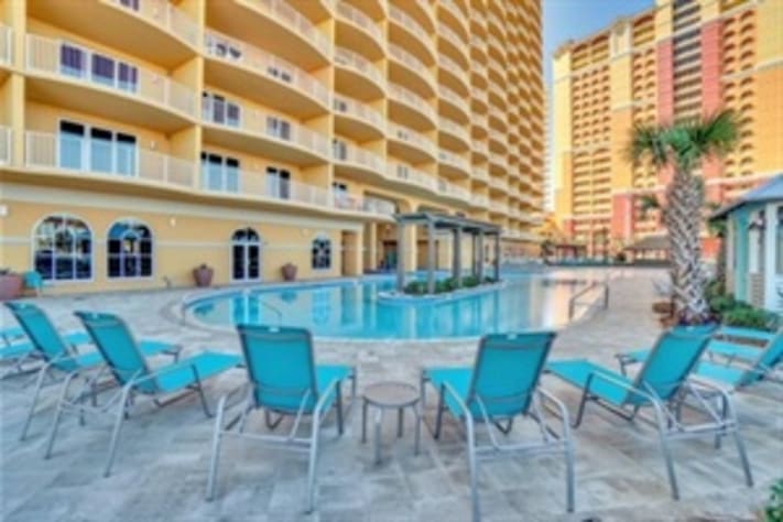 Beautiful Heated Zero Entry Pool