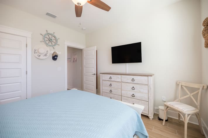 SmartTV and storage in the Queen bedroom