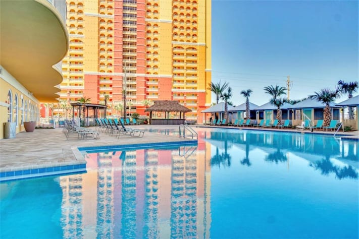 Huge resort heated pool and Hot Tub and Fire Pit. It has a zero entry!