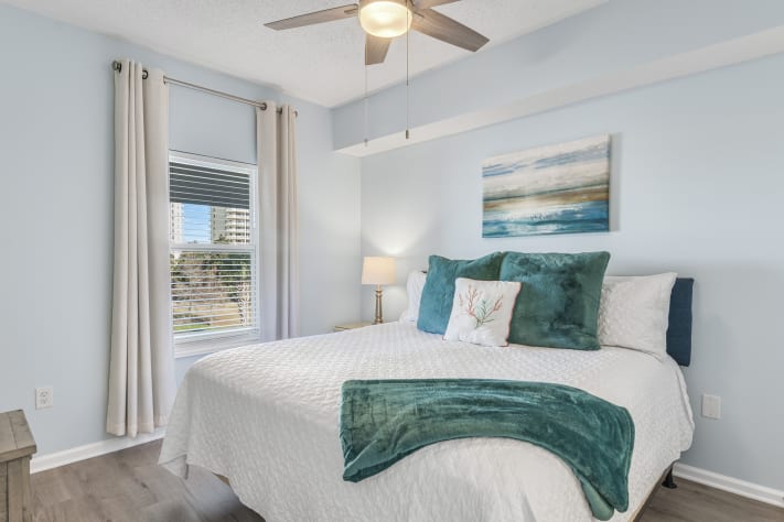 2nd bedroom - King bed, Smart TV, closet, and attached bath with shower/tub combo