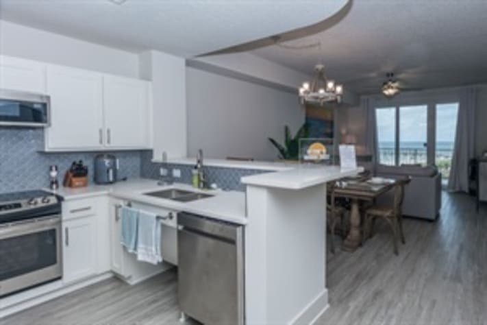 Kitchen &amp; Bar Area
