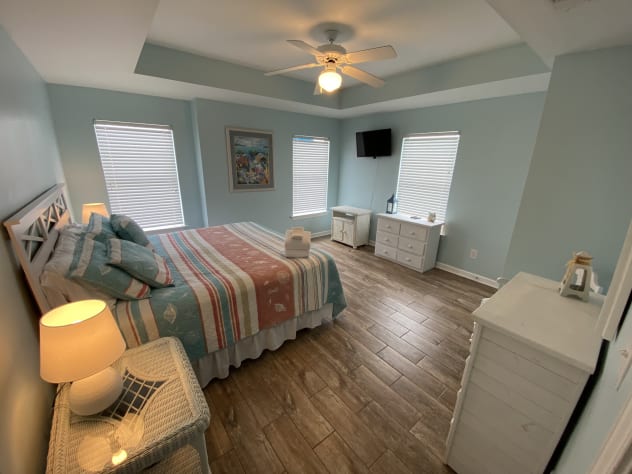 King bedroom (2nd floor street side)