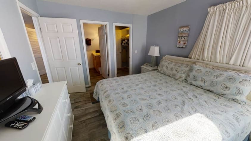 Master w/ Bathroom and Closet