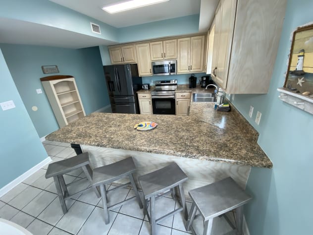 Kitchen and bar (1st floor ocean view)