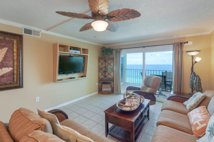Comfortable living area, tasteful decor, 42" HD tv in custom cabinet